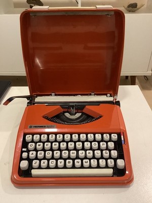 HERMES BABY TYPEWRITER. POP ART. CURSIVE TYPEFACE. SPANISH LAYOUT. ORANGE