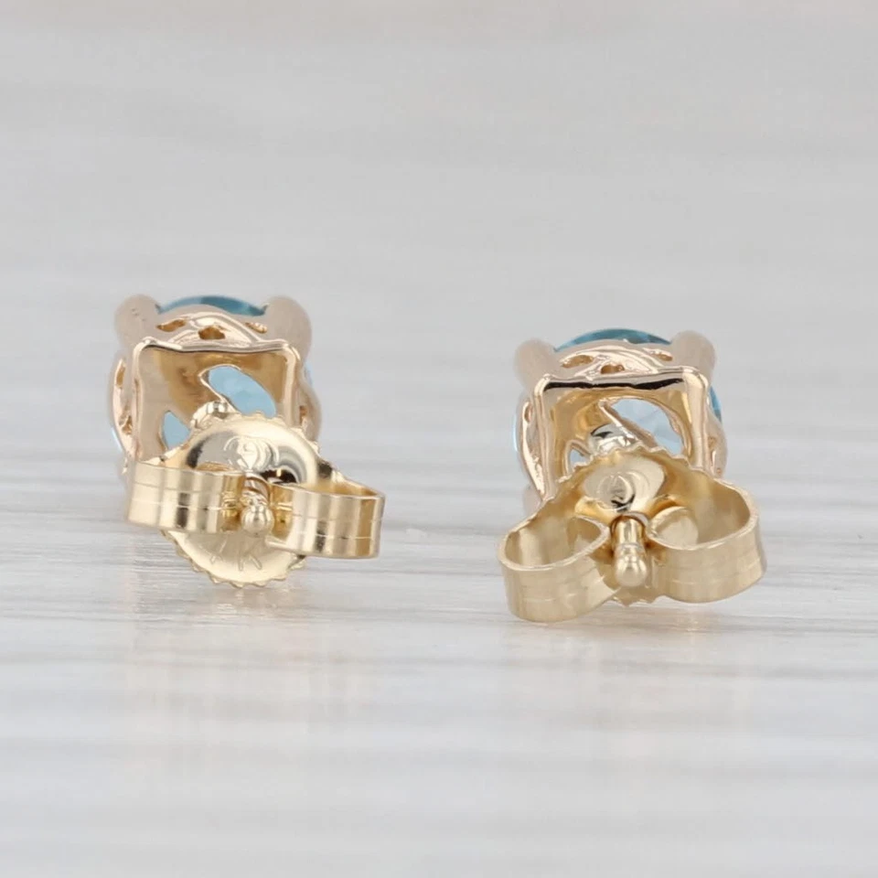 Aretes solitarios redondos de topacio azul de 1,20 quilates de oro amarillo de 14 k Foto 4 de 4