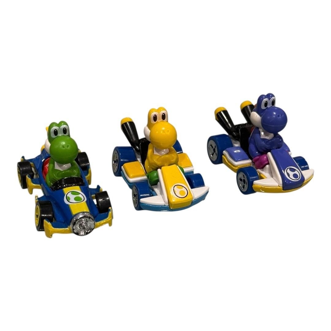 Hot Wheels Nintendo Mario Kart Yoshi Standard Kart Mach 8 Diecast Cars Yellow