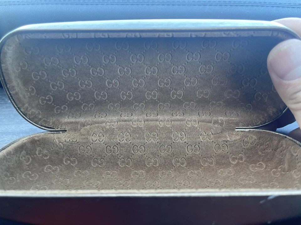 Gafas de sol Gucci vacías con estuche rígido doradas Foto 2 de 4