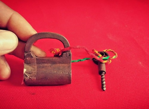 Rare Antique Beautiful Round Shape Handmade Screw Type Iron Padlock With Key Q7 - Picture 7 of 11