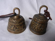 Bronze Glocken, 2 St&uuml;ck, klein, alt, biblische Motive, Lederband.