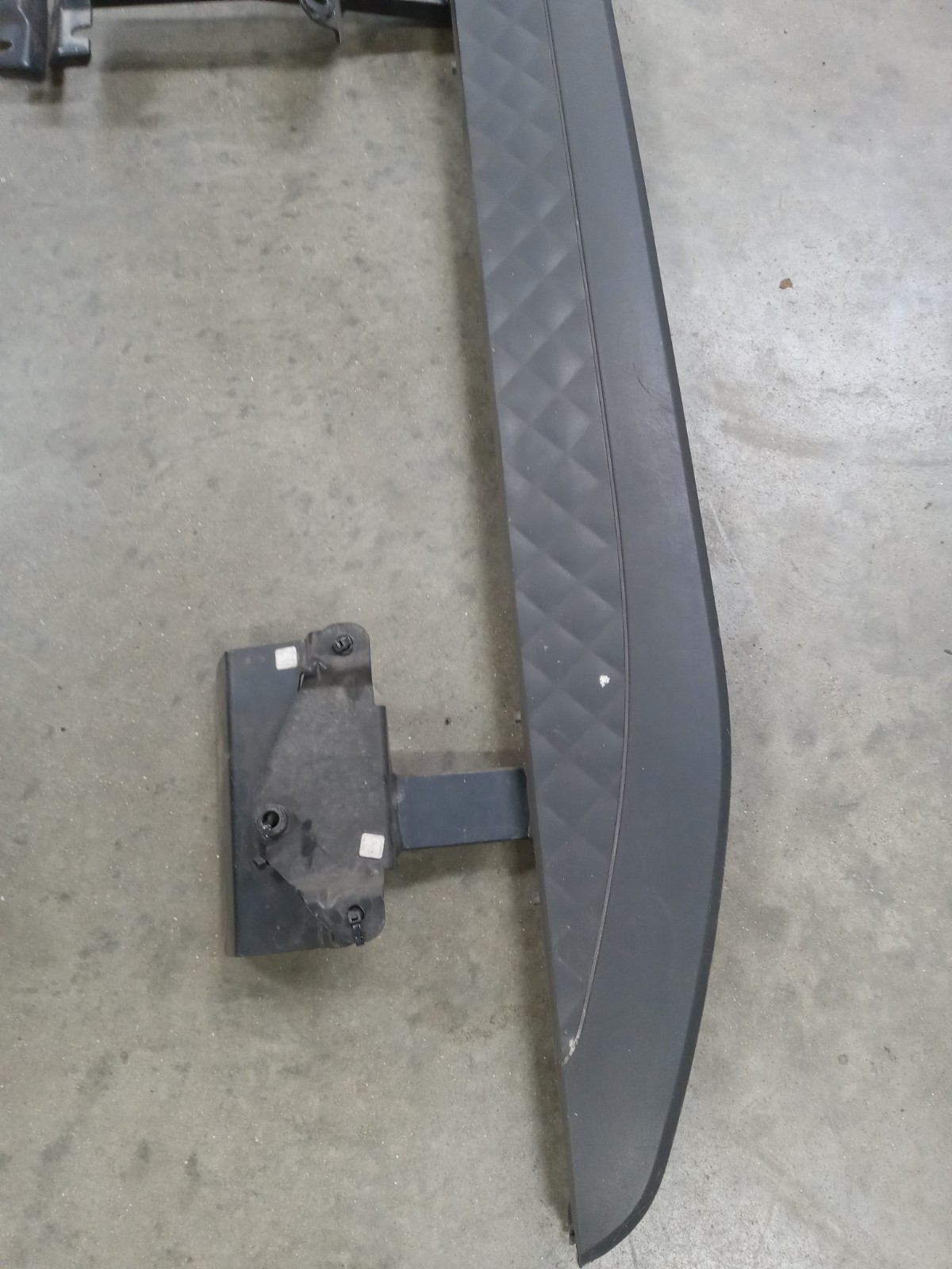 17-20 Bentley Bentayga Left AN RIGHT  Side Automatic Sill step Carbon