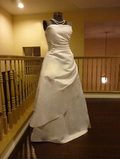 PRETTY STRAPLESS BEACH GARDEN WEDDING GOWN- NO CUMBERSOME TRAIN-SIMPLY ELEGANT