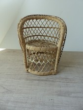 Fauteuil style Emmanuelle rotin Vintage pour poupée Hauteur : 17 cm