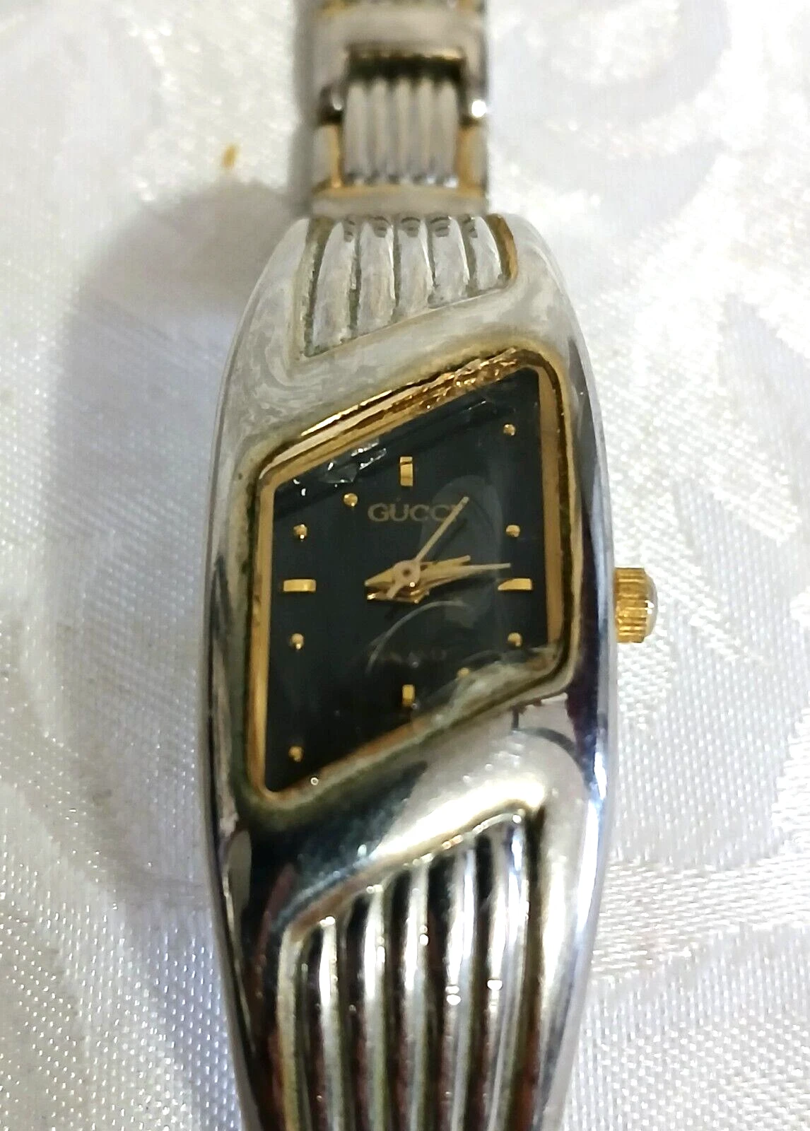 Montre femme Gucci vintage suisse étanche pour pièces en l'état