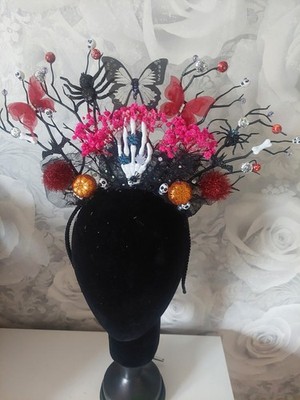 Atemberaubende Halloween Blumen Grusel Krone mit Skelett Hand Spinnen Schmetterlinge 