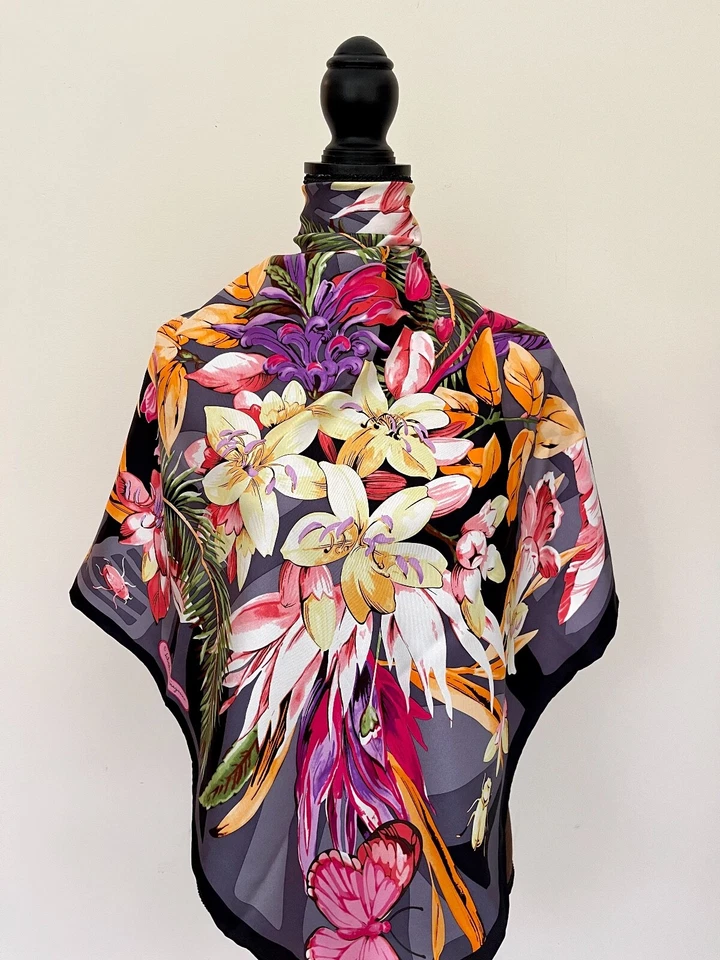 Nuevo Unisex Salvatore Ferragamo Cuadrado Seda Bufanda Mariposa Floral Negro Envoltura Foto 4 de 4