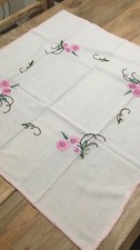 Tovaglia da tè ricamo fatto a mano con fiori di campo rosa Ed orlo ad uncinetto