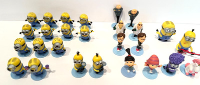 Lot of 27 Thinkway Toys Despicable Me 2 Movie Mini Figurines Figures w/ Stands