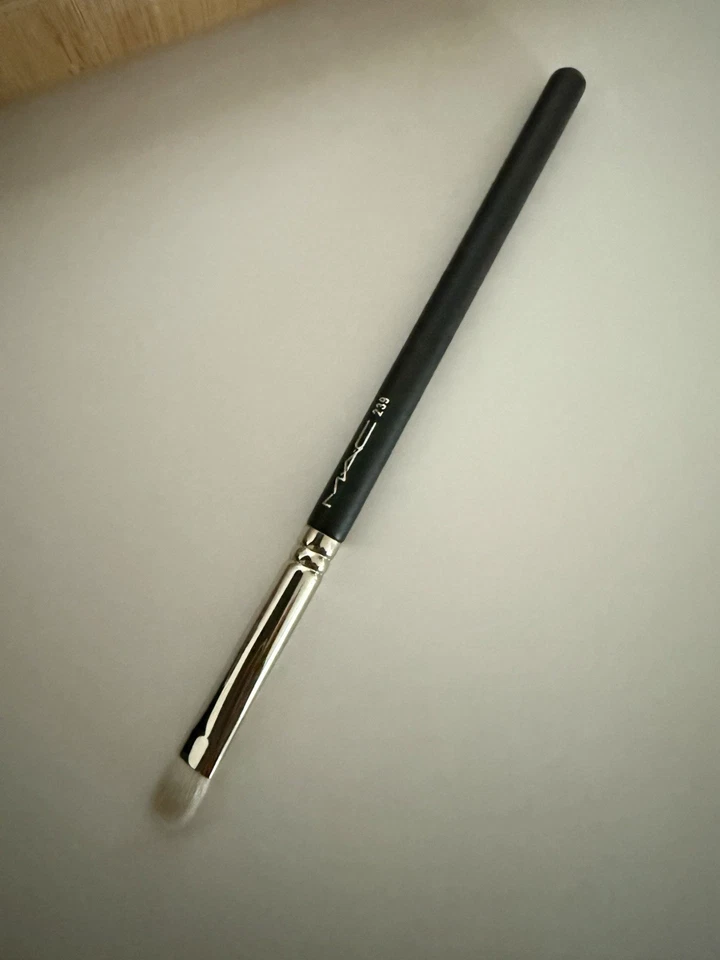 MAC 239 CEPILLO SOMBREADOR DE OJOS SINTÉTICO Cepillo de Maquillaje Foto 4 de 4