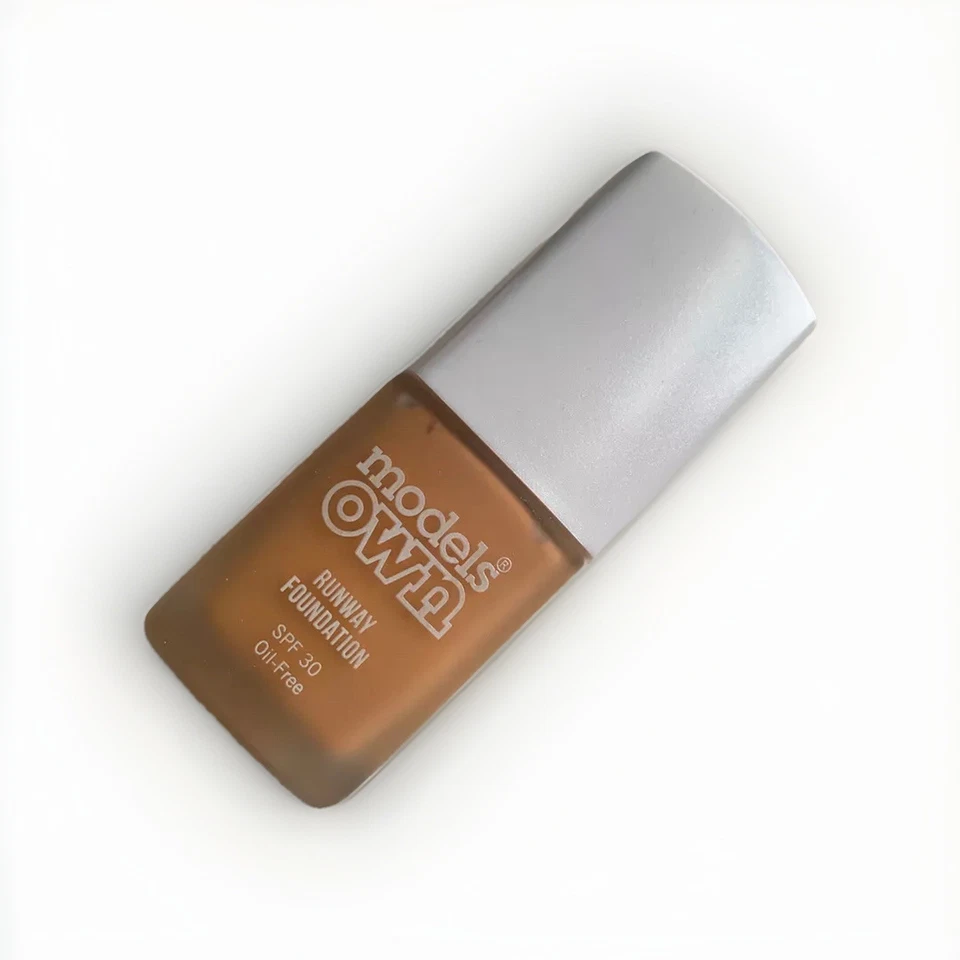 Model’s Own Runway Foundation SPF30 Oil Free Weightless 09 Bronze Honey 30ml New - Image 3 of 4
