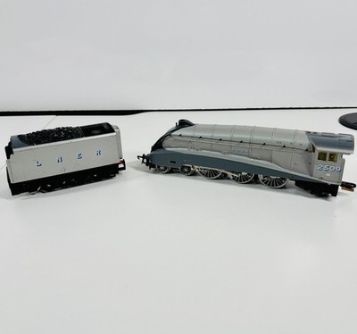 Hornby R312 Klasse A4 4-6-2 ''Silver Link'' Nr. 2509 in LNER Lok