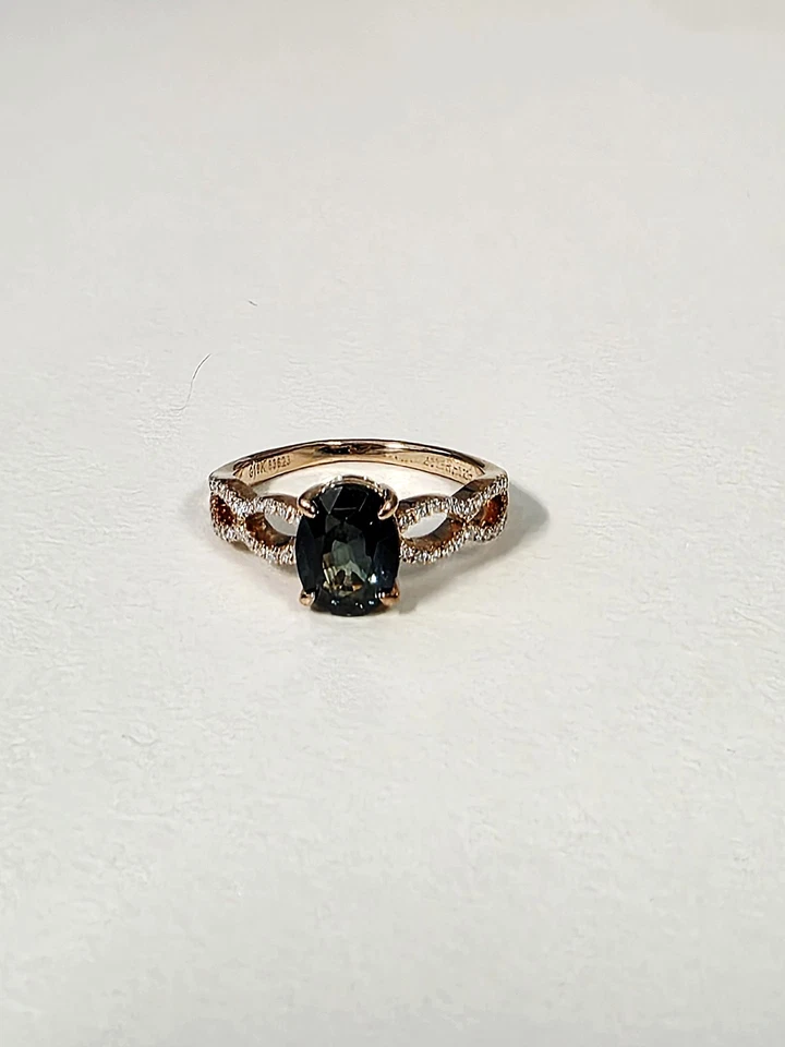 Anillo de compromiso fino de oro rosa de 18 quilates de diamantes con zafiro azul de 1,35 quilates talla 4,5 Foto 2 de 4