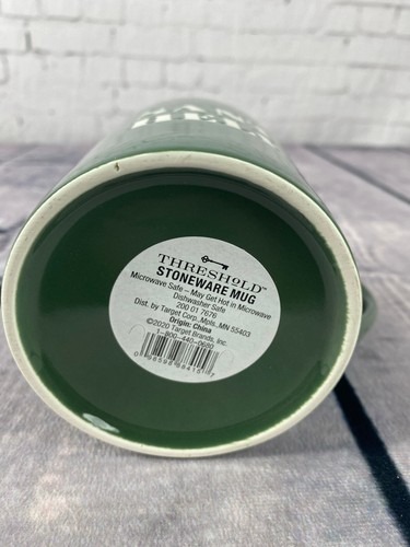 Threshold Stoneware Christmas Mug Santa's Helper Green White Coffee Mug (X02) - Imagen 5 de 6