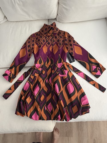 Gabardina Samuel Dong para mujer XS NUEVA CON ETIQUETAS Estampado Geométrico Dobladillo Burbuja Cinturón Púrpura - Imagen 7 de 20