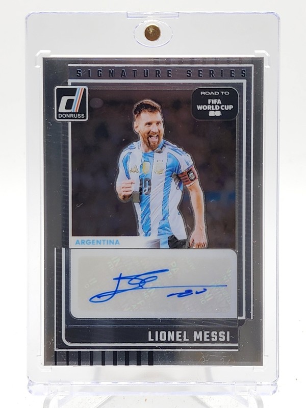 LIONEL MESSI 2025-26 DONRUSS ROAD TO FIFA WC26 SIGNATURE SERIES AUTO Q5902
