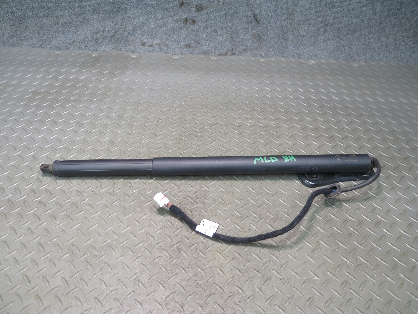 2017-2022 MASERATI LEVANTE M161 REAR TAILGATE LIFTGATE LIFT SHOCK SUPPORT SET
