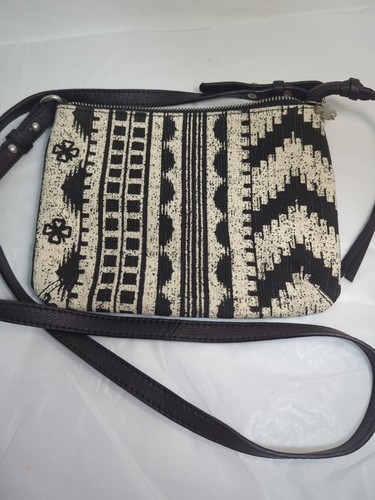 Tracolla in pelle e tessuto fantasia bianco e nero marca Lucky 8,5" x 7" - Foto 2 di 12
