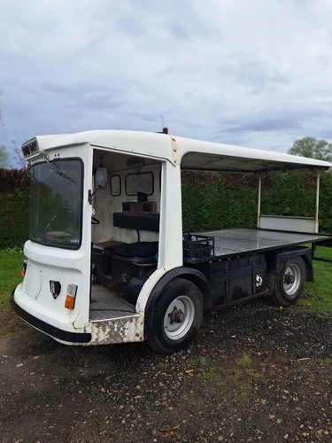 Electric Milk Float - Picture 2 of 4
