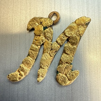 Natürliches massives Goldnugget auf Messing Buchstabe ''M'' Initiale Charm Anhänger 1,7 gr