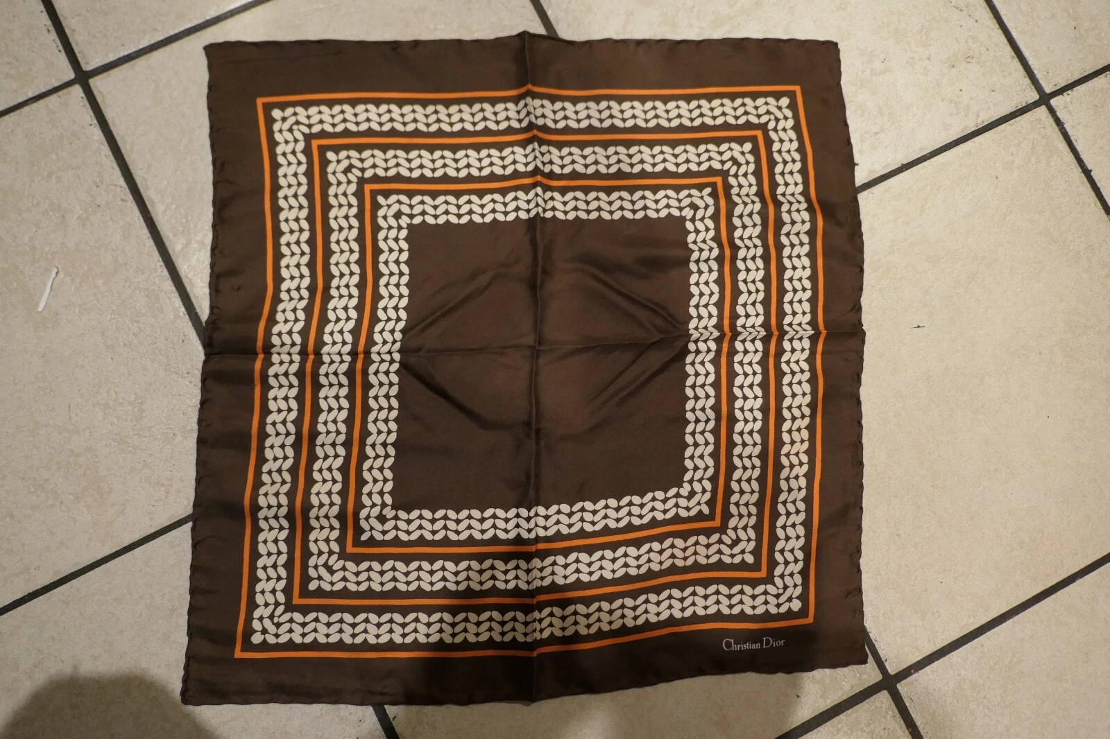 Foulard de poche vintage en soie Christian Dior carré 18 pouces motif classique en marron