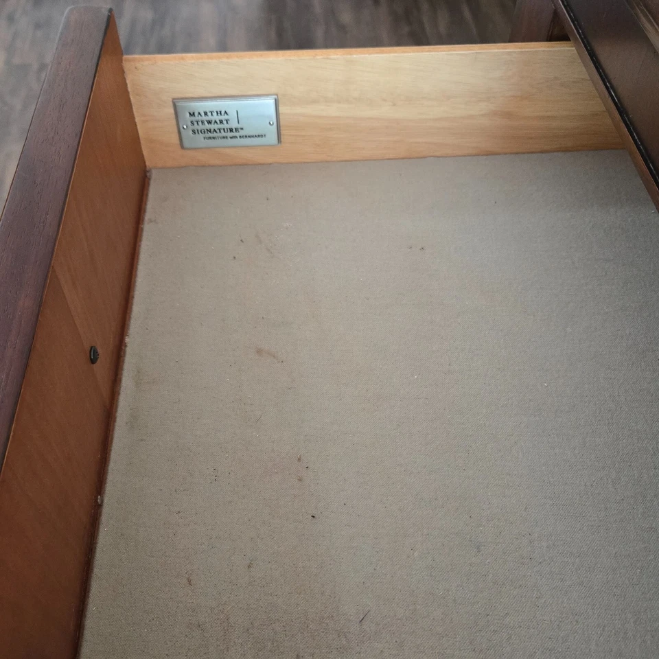 Armario Buffet Martha Stewart con 4 Puertas, Estantes Ajustables, Madera Maciza, Foto 2 de 4