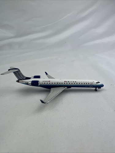Gemini Jets 1:400 United Express Bombardier CRJ700 GJUAL868 - Picture 11 of 15