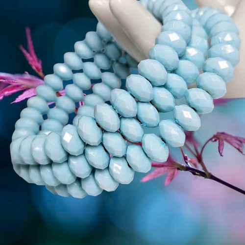 Sky Twist facettiertes babyblaues Armband Glasperlen Spiraldraht Retro Wickeloptik