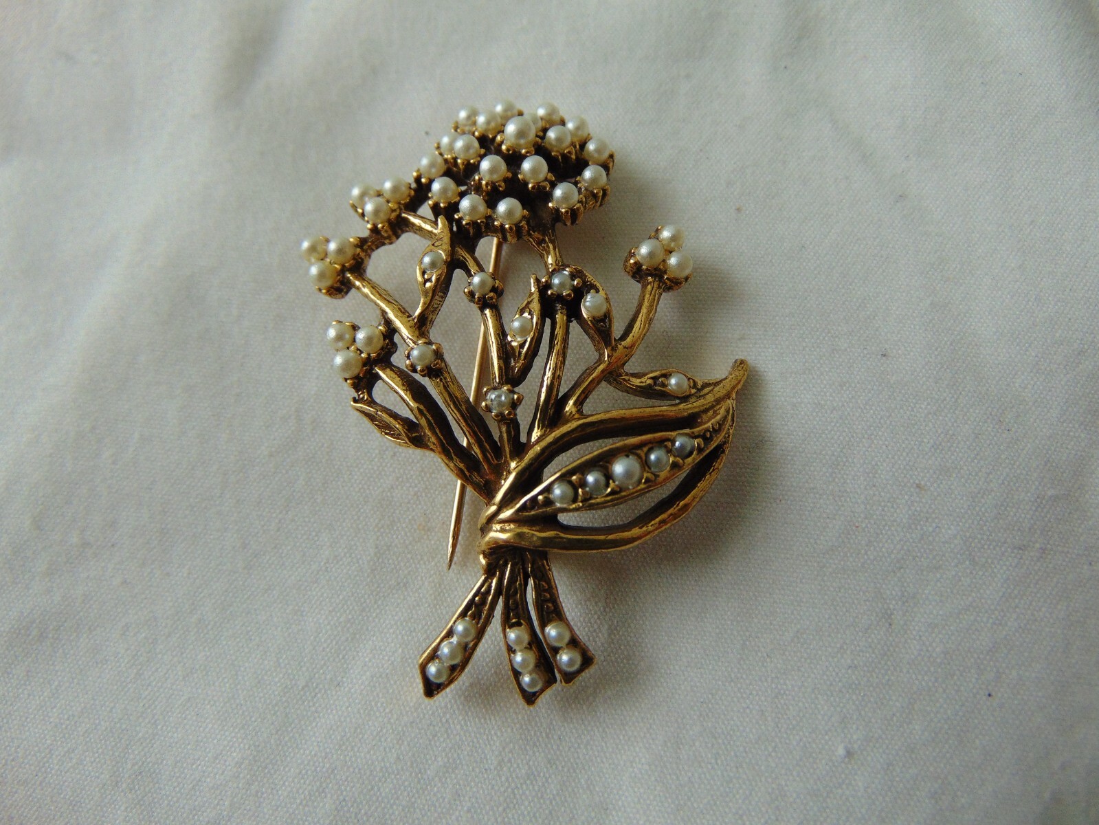 vintage unsigned Hollycraft seed pearls flower brooch