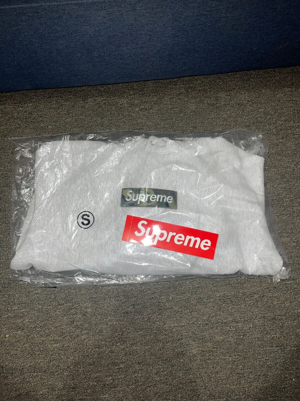 Sweat shirt à capuche logo boîte Supreme BOGO gris cendres TAILLE PETITE FW23 à la main