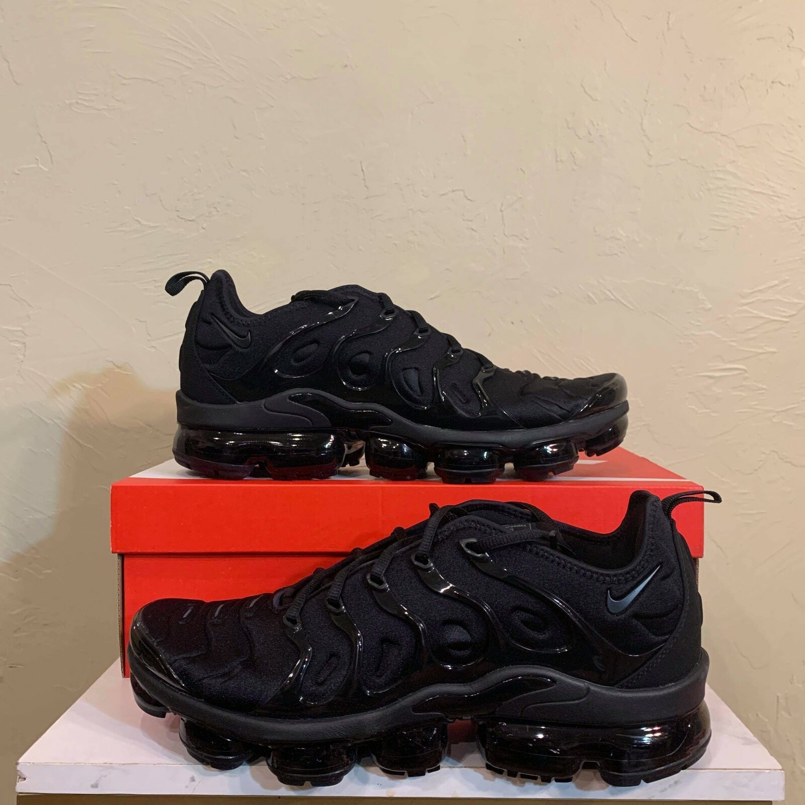 nike triple black vapormax plus