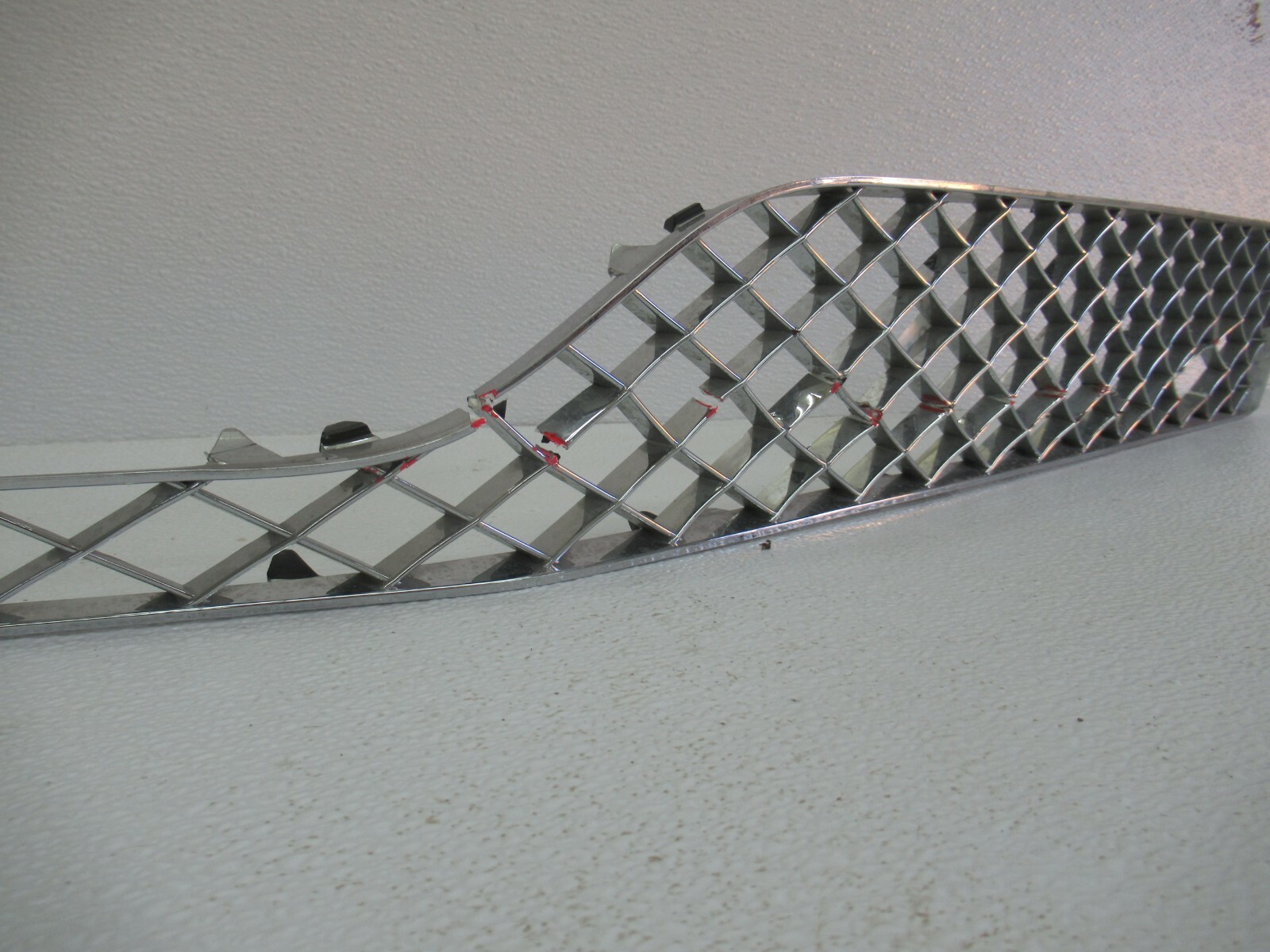 2017-2020 BENTLEY BENTAYGA FRONT LOWER RIGHT SIDE GRILL GRILLE TRIM GUIDE OEM