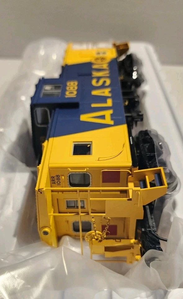 Atlas O Scale Extended Vision Caboose Alaska Railroad #1088 - Image 3 of 4