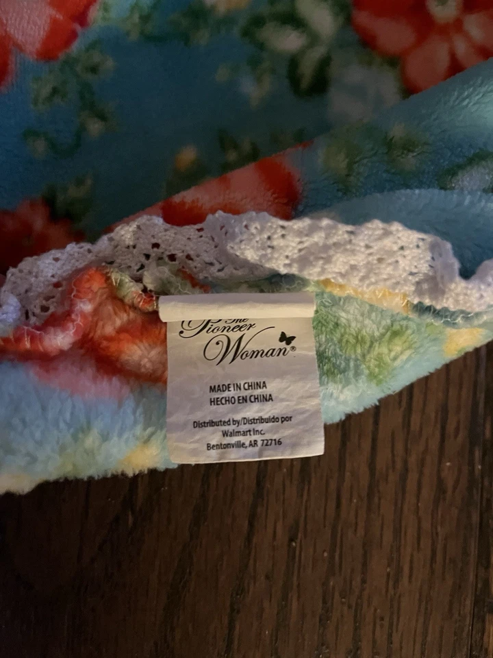 "Manta de felpa de terciopelo floral de colección The Pioneer Woman con borde de encaje 70"" X 48""" Foto 4 de 4