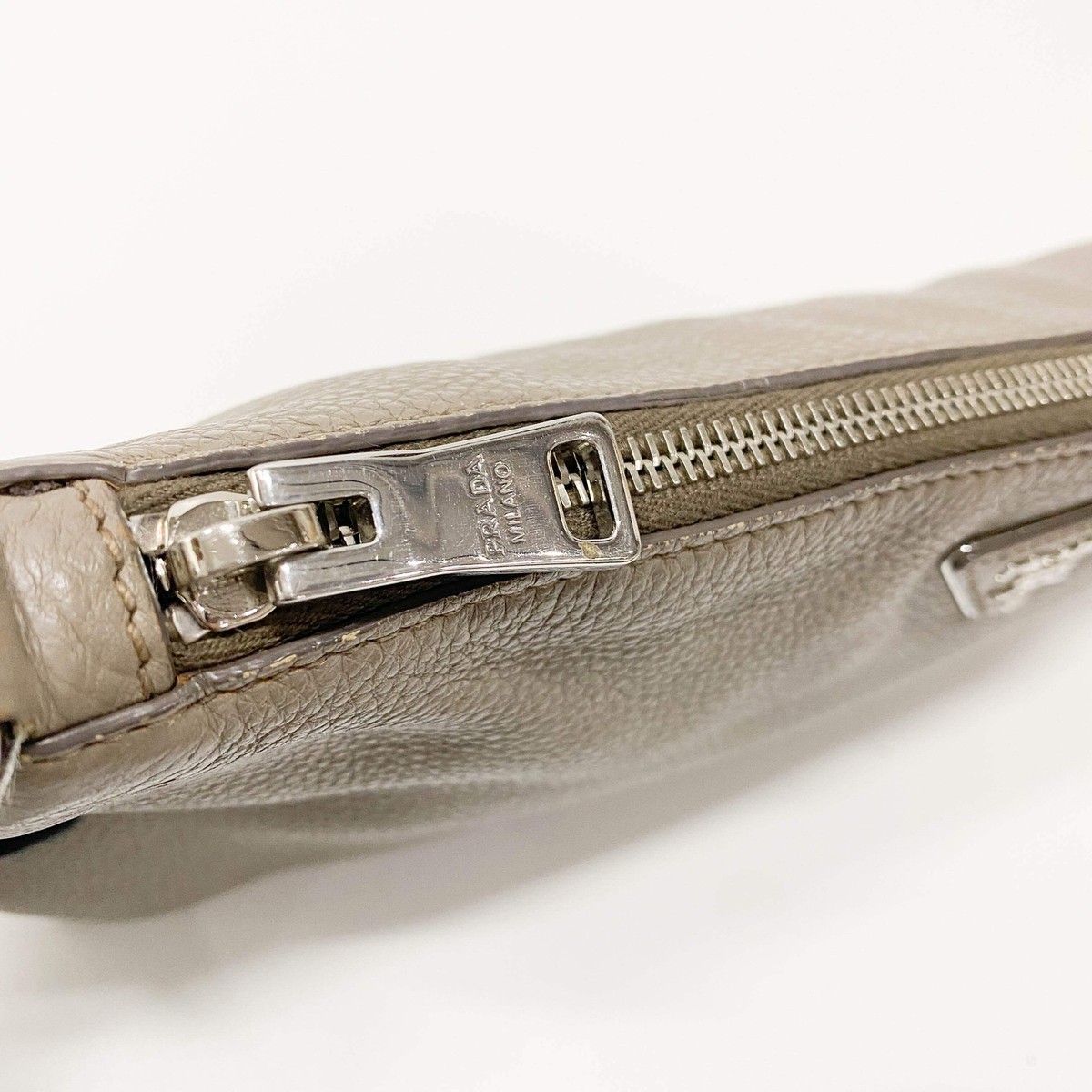 バッグ Vintage Prada Grey Leather Shoulder Bag VINTAGE PRADA Cracked Leather Craquele Shoulder Bag Grey