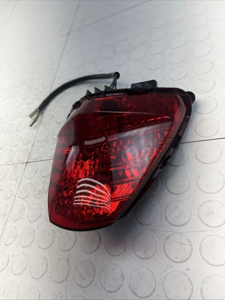 LUZ DE FRENO TRASERA HONDA CB250R CBR300R LUZ DE FRENO TRASERA OEM Foto 4 de 4