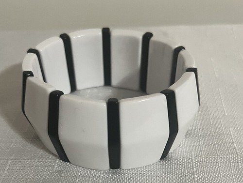 Vintage Black and White Lucite Bangle Bracelet - Picture 2 of 3