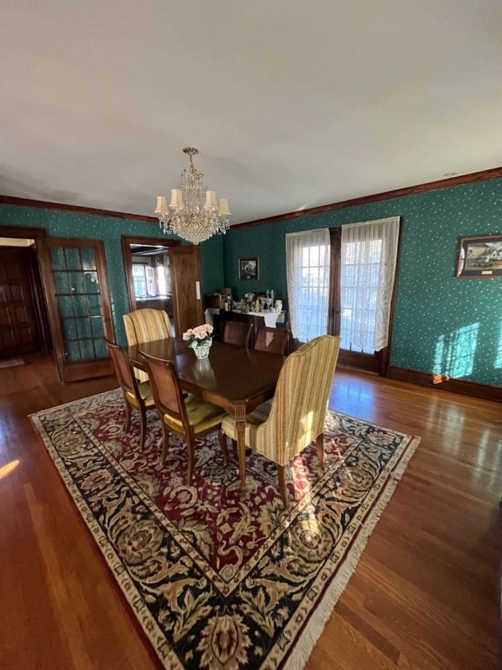 Juego de mesa de comedor de campo francés Ethan Allen con 6 sillas, cabaña y servidor Foto 2 de 4