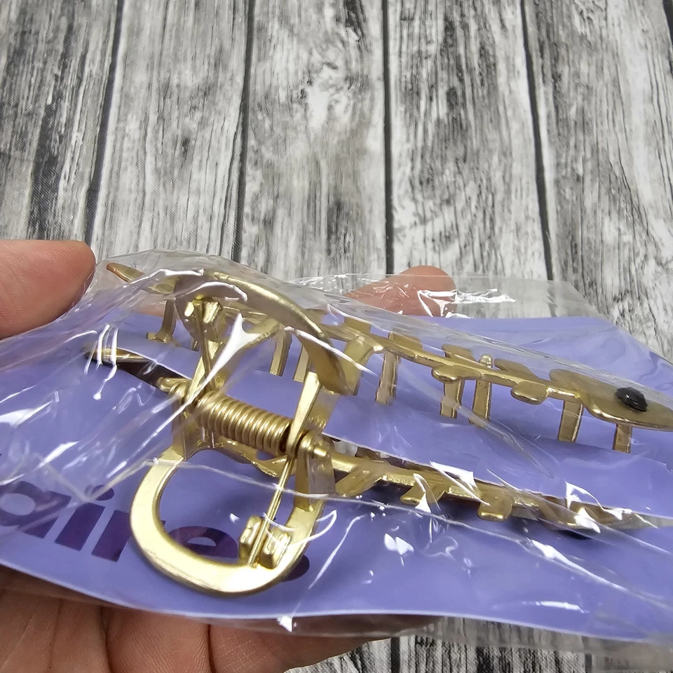 ¡NUEVO! Accesorio de pinza de pelo grande de hueso de pez dorado de metal Claires Foto 3 de 4