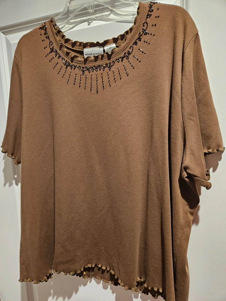 Blusa Alfred Dunner Marrón Manga Corta con Adorno de Cuentas - Talla 2X Foto 2 de 4