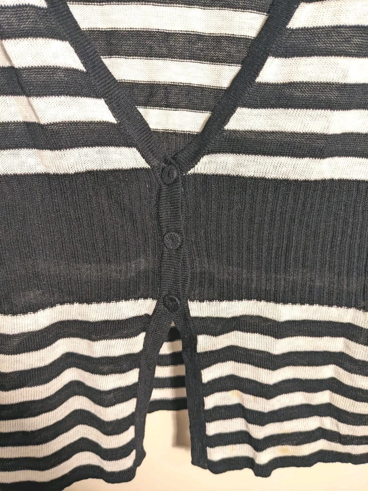 Cárdigan para mujer White House Black Market S recortado manga corta negro blanco  Foto 3 de 4