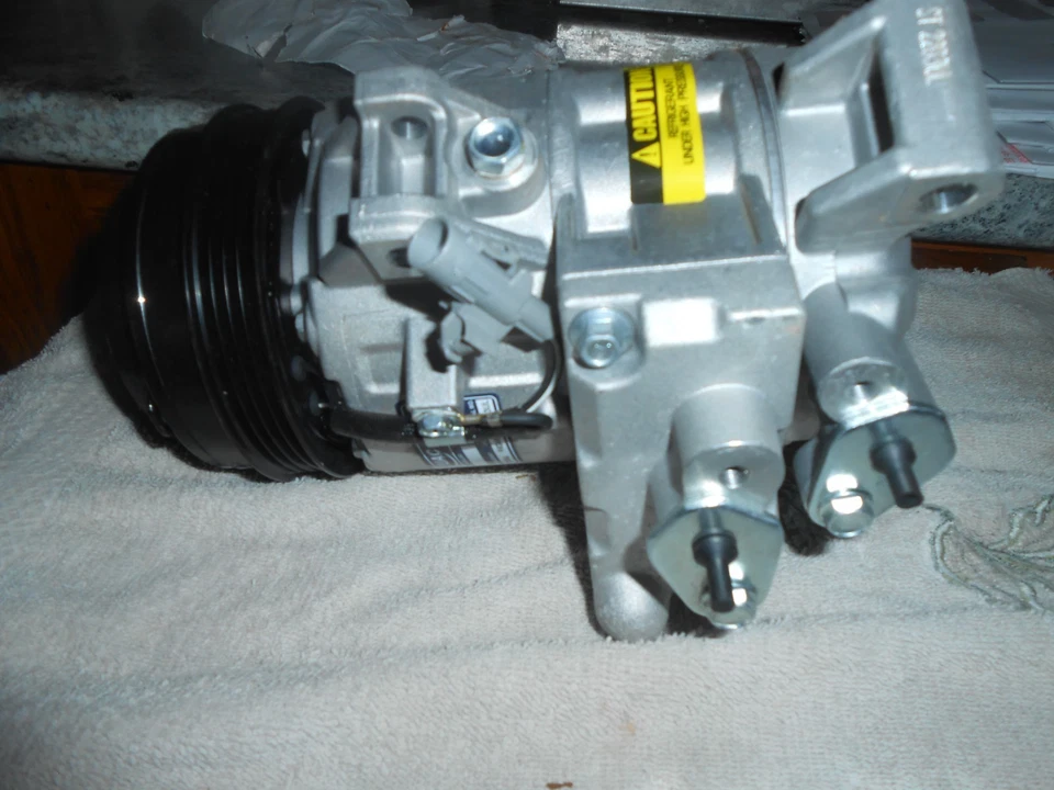 Новый компрессор кондиционера UAC CO 11207C для 06–08 Suzuki Grand Vitara и других - Изображение 2 из 4