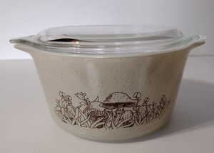 VTG Pyrex 1 Quart Tan Forest Fancies Mushroom Casserole Dish w Clear Lid 473-B