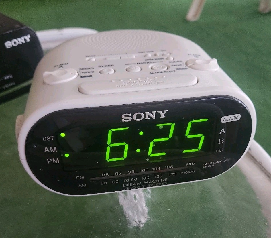 Sony Dream Machine ICF-C318 FM/AM Dual Alarm Clock Radio White New Battery