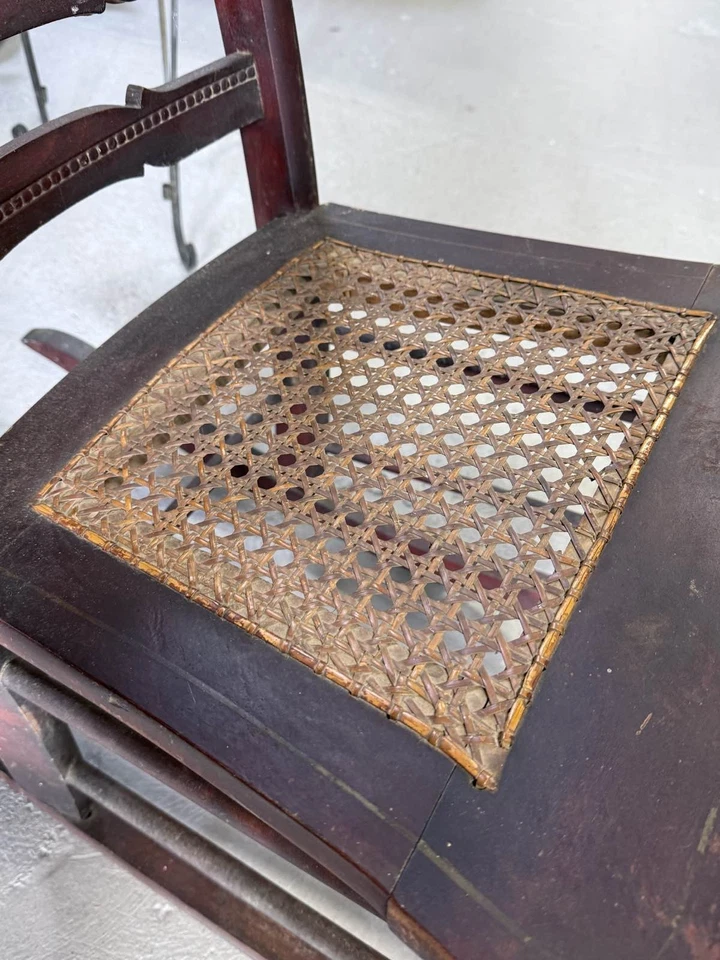 Mecedora de madera antigua asiento bastón respaldo tallado basculante Foto 3 de 4