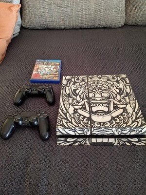 PlayStation 4 mit 2 Controllern