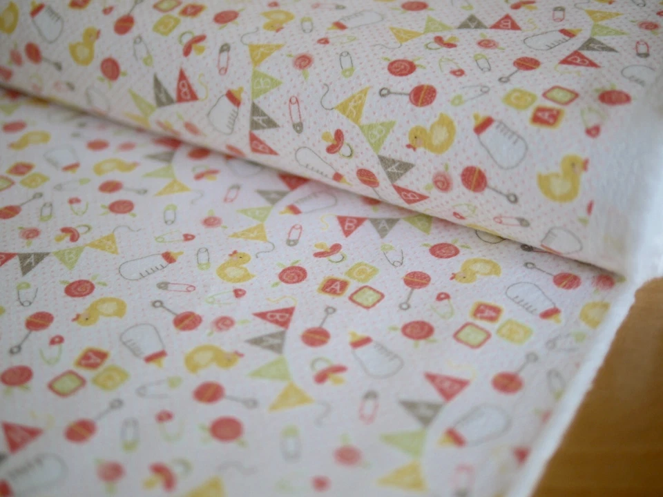 MODA Flanell Patchworkstoff SWEET BABY Fläschchen Rassel Wimpelkette 2 Farben - Bild 3 von 4