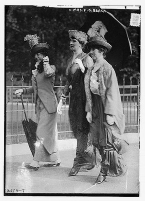 Photo:Mrs. F.O. Beach,Camilla (Moss) Beach,1910-1915,three women,walking
