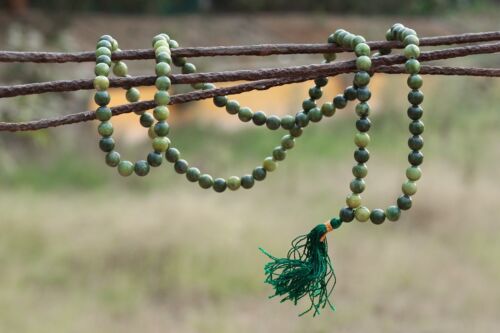 Prière perles de jade vert néphrite énergisé Mala 108+1 (perles de gourou) - Photo 1/9